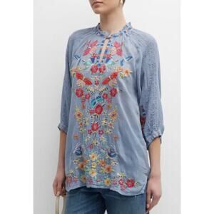 Johnny Was Size Large Rare Leona Flutter Top Blue Chambray w Pretty Embroidery!